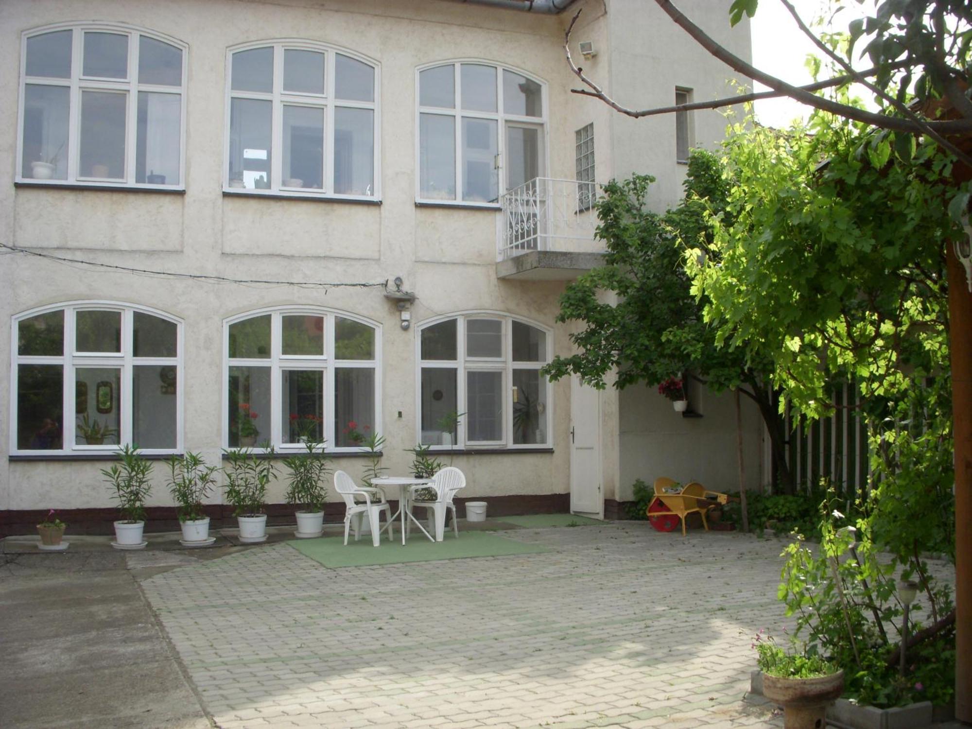 Garden Szivarvany Utcai Vendeghaz Сегед Экстерьер фото