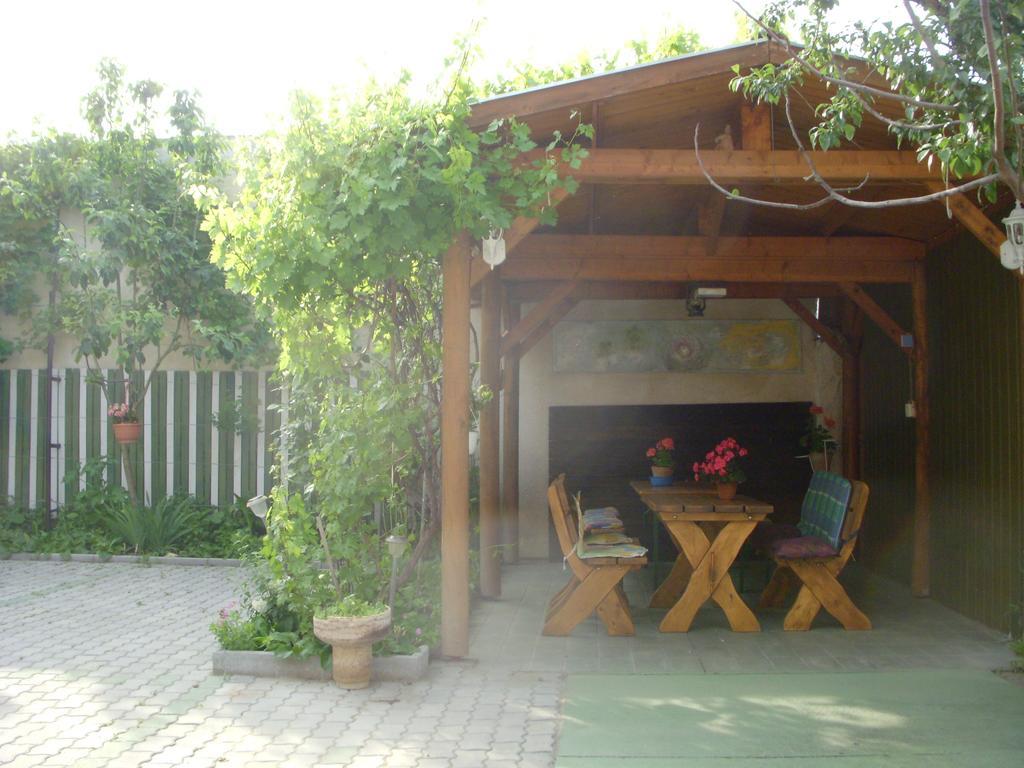 Garden Szivarvany Utcai Vendeghaz Сегед Экстерьер фото